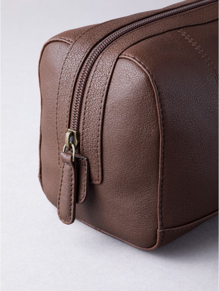 Discoverer Leather Washbag in Brown