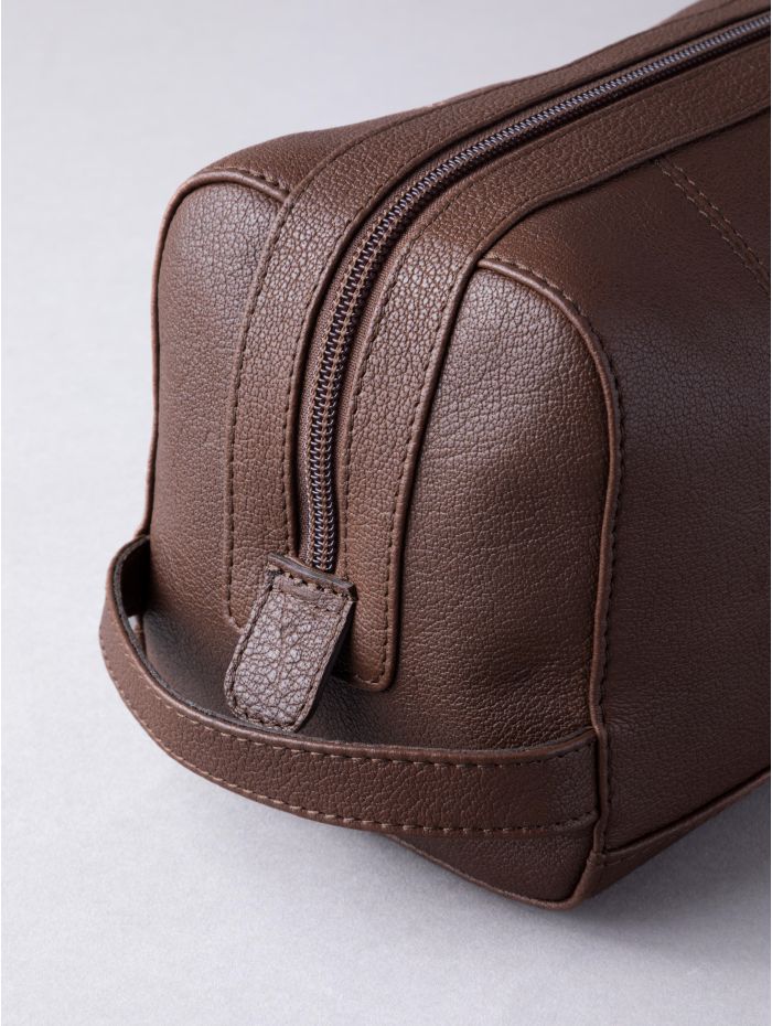 Discoverer Leather Washbag in Brown