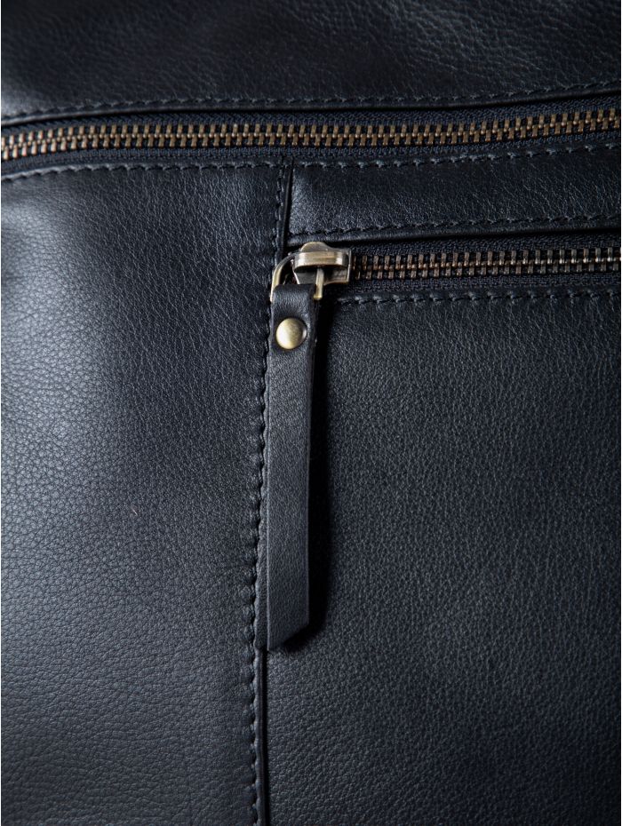 Winleigh Leather Shoulder Bag in Black