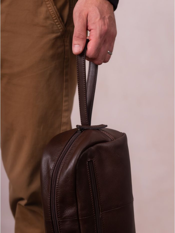 Silloth Leather Washbag in Brown