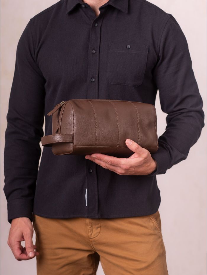 Discoverer Leather Washbag in Brown