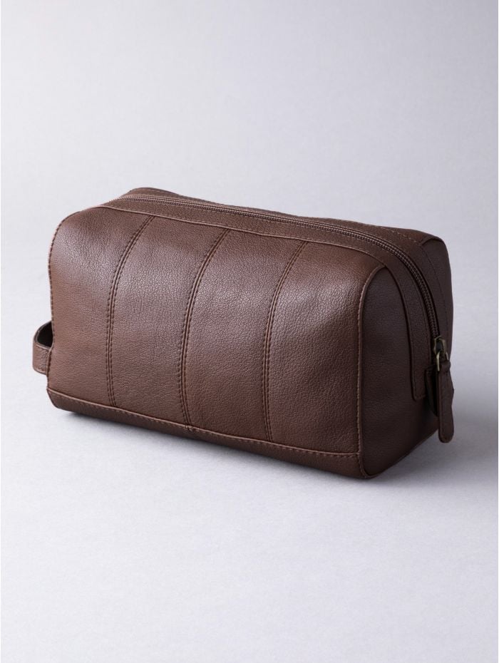 Discoverer Leather Washbag in Brown