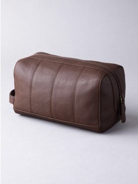 Discoverer Leather Washbag in Brown